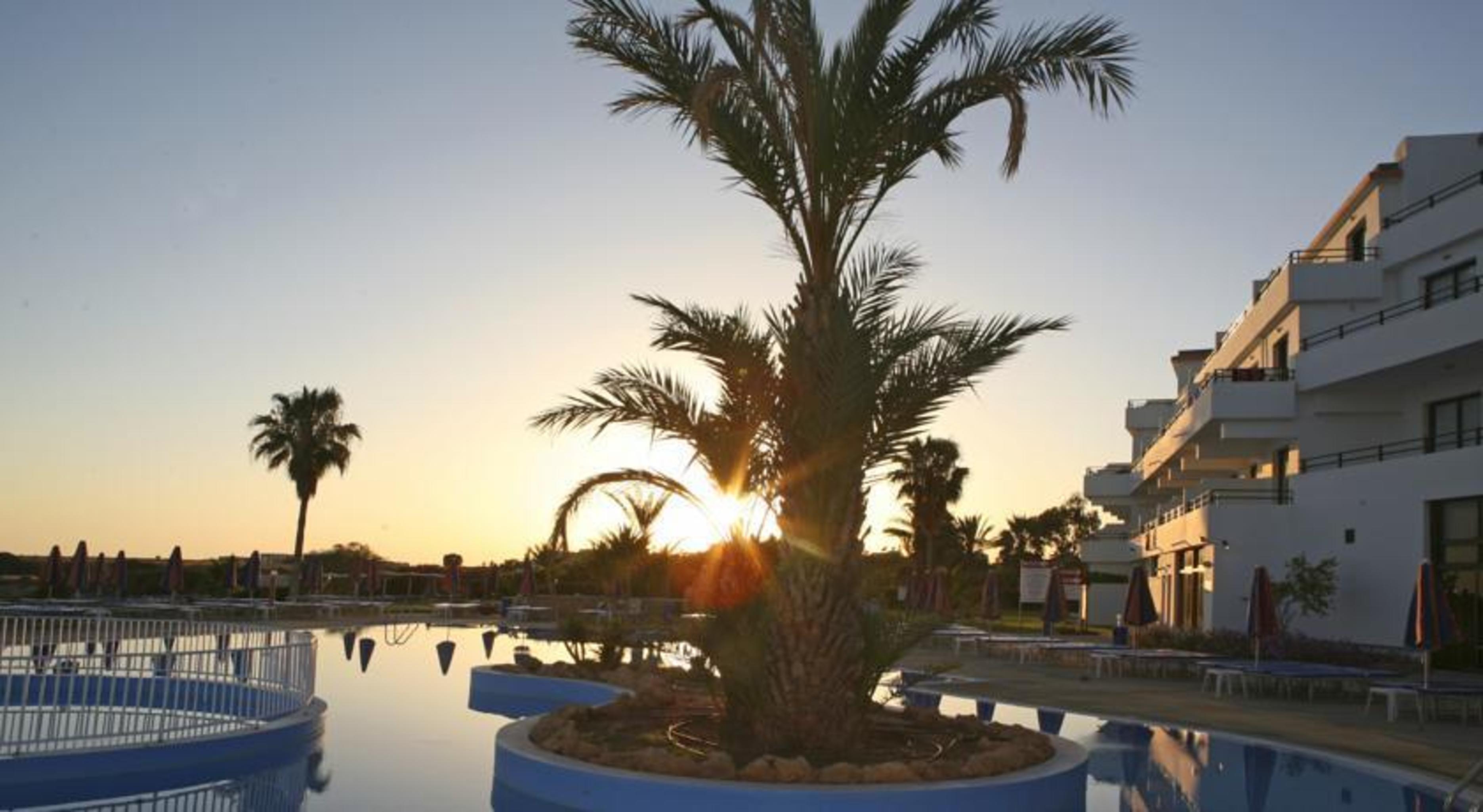Corallia Beach Hotel Apartments Коръл бей Екстериор снимка