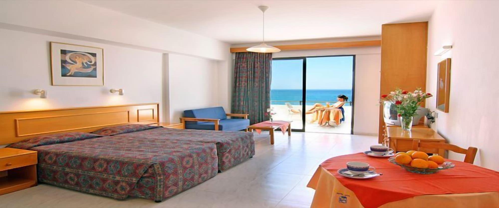 Corallia Beach Hotel Apartments Коръл бей Стая снимка