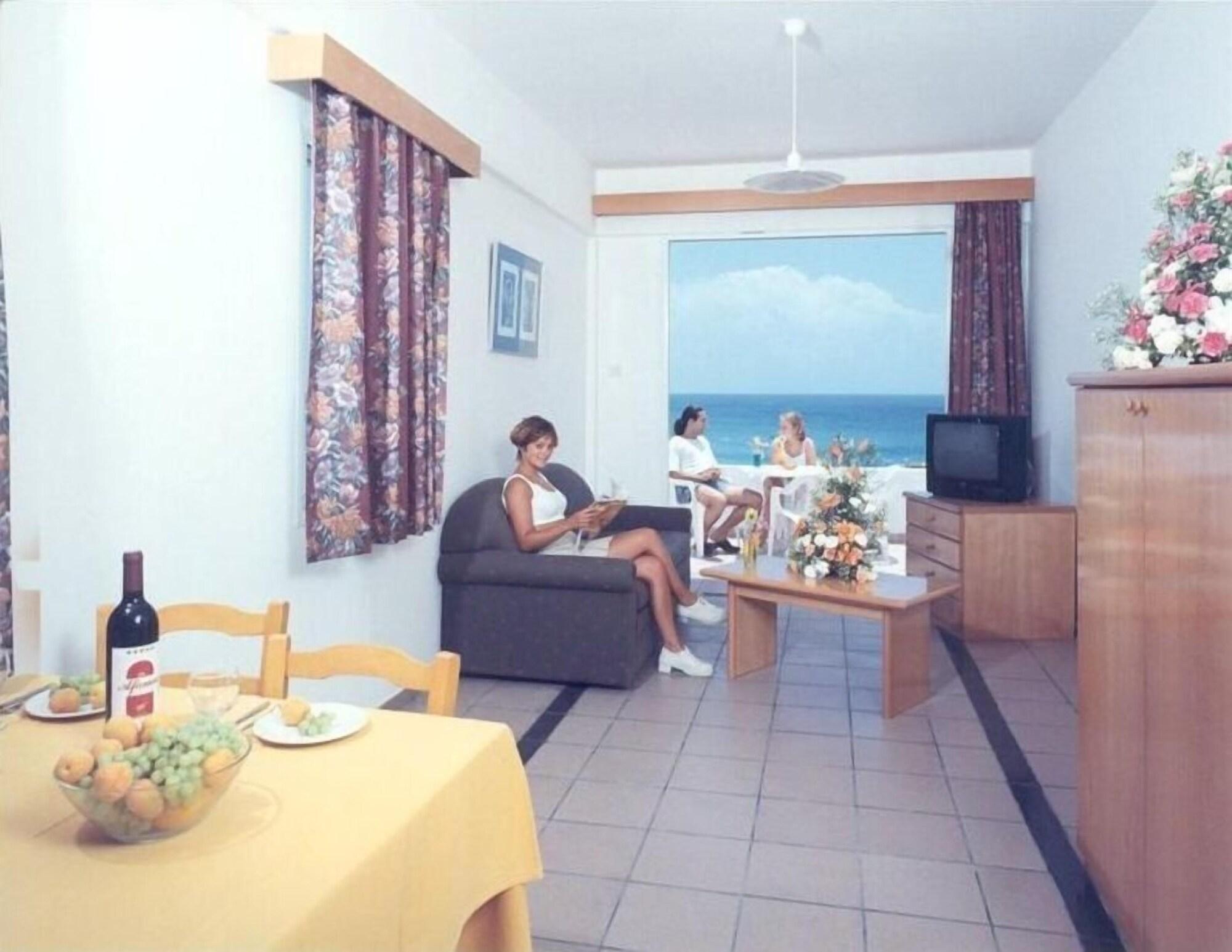 Corallia Beach Hotel Apartments Коръл бей Стая снимка