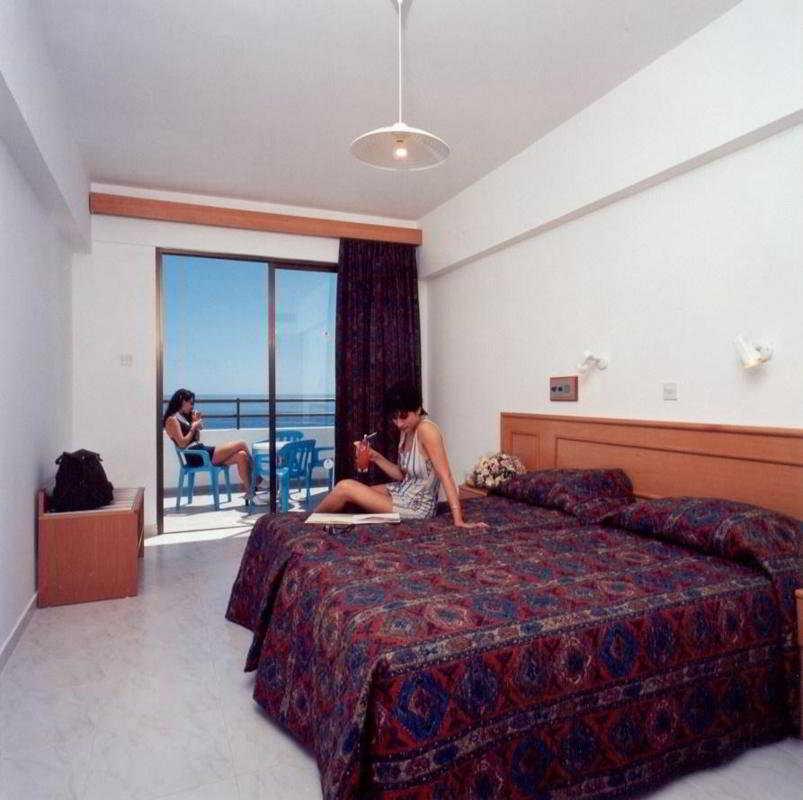 Corallia Beach Hotel Apartments Коръл бей Стая снимка